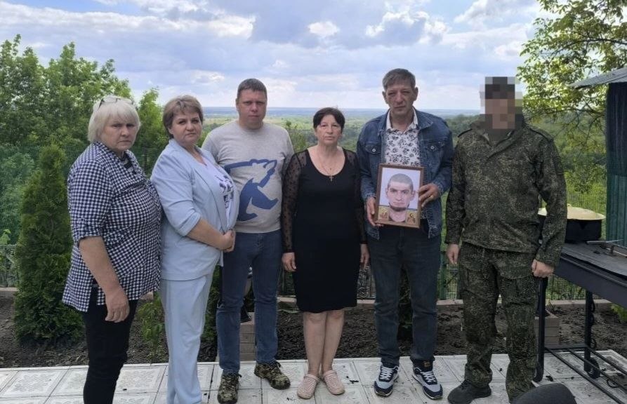 В честь образования Луганской Народной Республики председатель Совета Андрей Сёмченко вместе с депутатами партии «Единая Россия» и ВрИП военного комиссара города Лисичанска возложили венки и цветы к памятникам, созданным в... В честь образования Луганской Народной Республики председатель Совета Андрей Сёмченко вместе с депутатами партии «Единая Россия» и ВрИП военного комиссара города Лисичанска возложили венки и цветы к памятникам, созданным в...