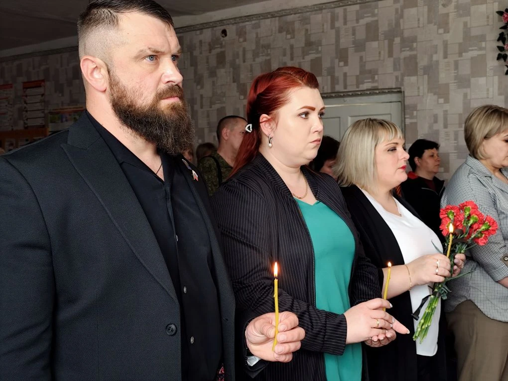 В Софиевской школе № 27 Краснолучского округа открыли Стену памяти в честь погибших выпускников В Софиевской школе № 27 Краснолучского округа открыли Стену памяти в честь погибших выпускников