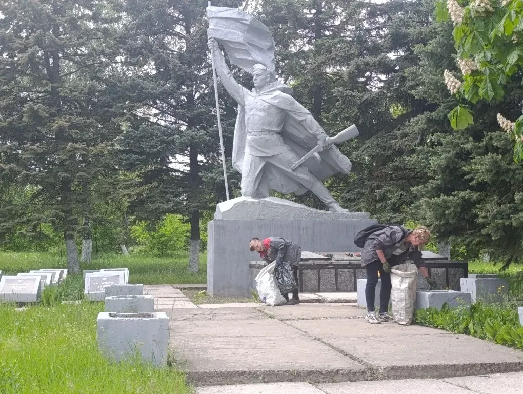 В пгт Ясеновский продолжаются работы по благоустройству территории, направленные на создание комфортных условий для проживания граждан В пгт Ясеновский продолжаются работы по благоустройству территории, направленные на создание комфортных условий для проживания граждан