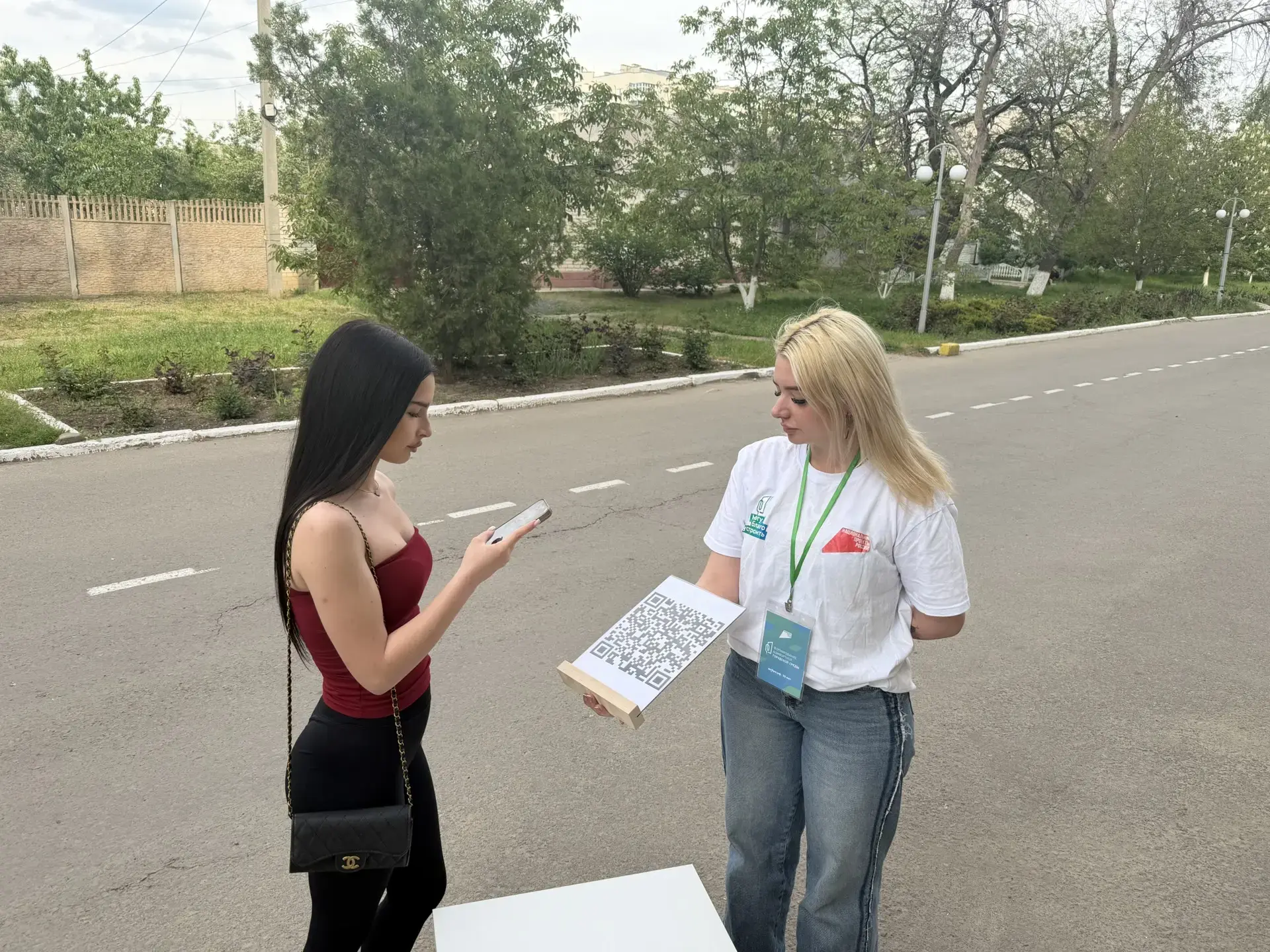 Уважаемые жители! Вы можете внести свой вклад в преображение Краснодонщины, выбрав до 12 июня одну из предложенных территорий, которая в 2027 году будет благоустроена в рамках федерального проекта «Формирование комфортной... Уважаемые жители! Вы можете внести свой вклад в преображение Краснодонщины, выбрав до 12 июня одну из предложенных территорий, которая в 2027 году будет благоустроена в рамках федерального проекта «Формирование комфортной...