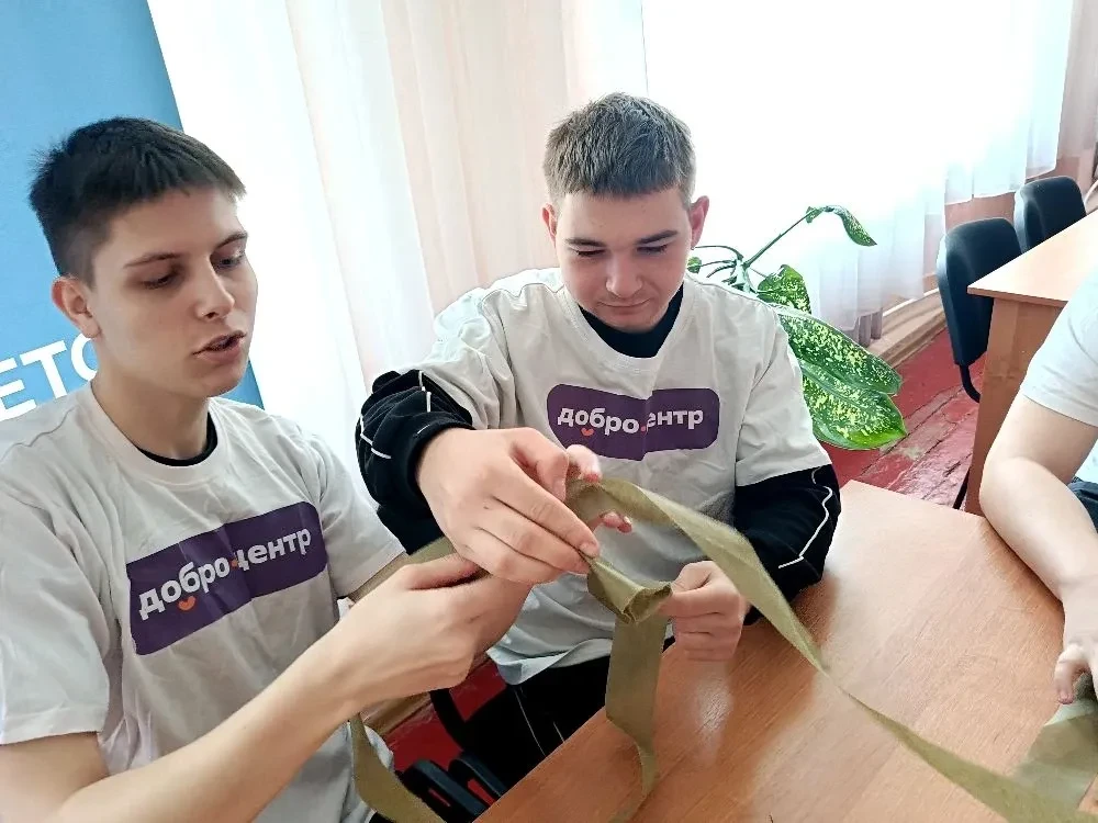 Волонтёры Добро.Центра РТЭК плетут маскировочные сети для фронта Волонтёры Добро.Центра РТЭК плетут маскировочные сети для фронта