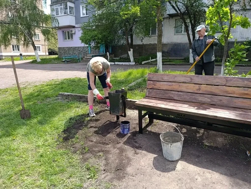В пгт Ясеновский продолжаются работы по благоустройству территории, направленные на создание комфортных условий для проживания граждан В пгт Ясеновский продолжаются работы по благоустройству территории, направленные на создание комфортных условий для проживания граждан