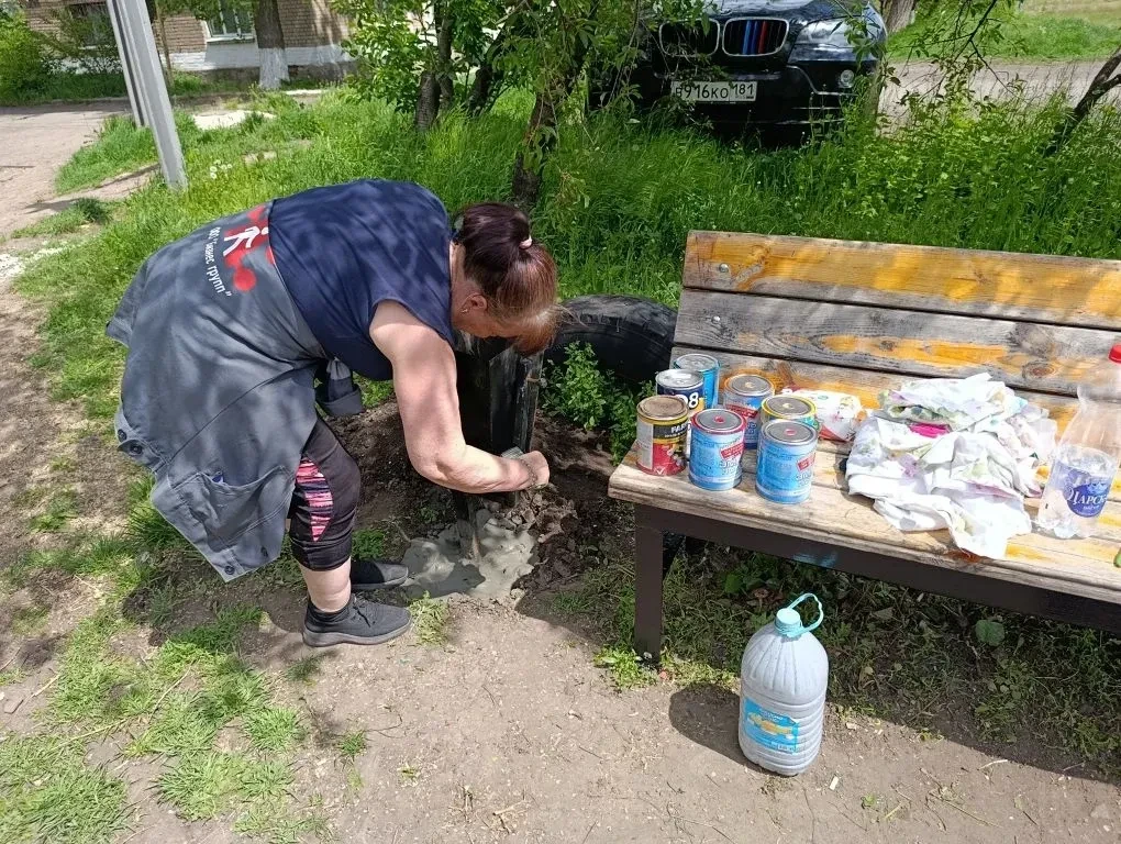 В пгт Ясеновский продолжаются работы по благоустройству территории, направленные на создание комфортных условий для проживания граждан