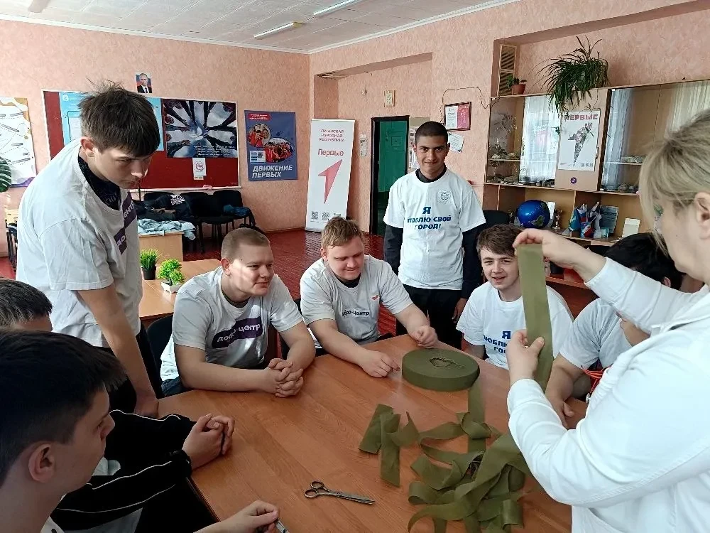 Андрей Рубанцов: Волонтёры Добро.Центра РТЭК плетут маскировочные сети для фронта Андрей Рубанцов: Волонтёры Добро.Центра РТЭК плетут маскировочные сети для фронта