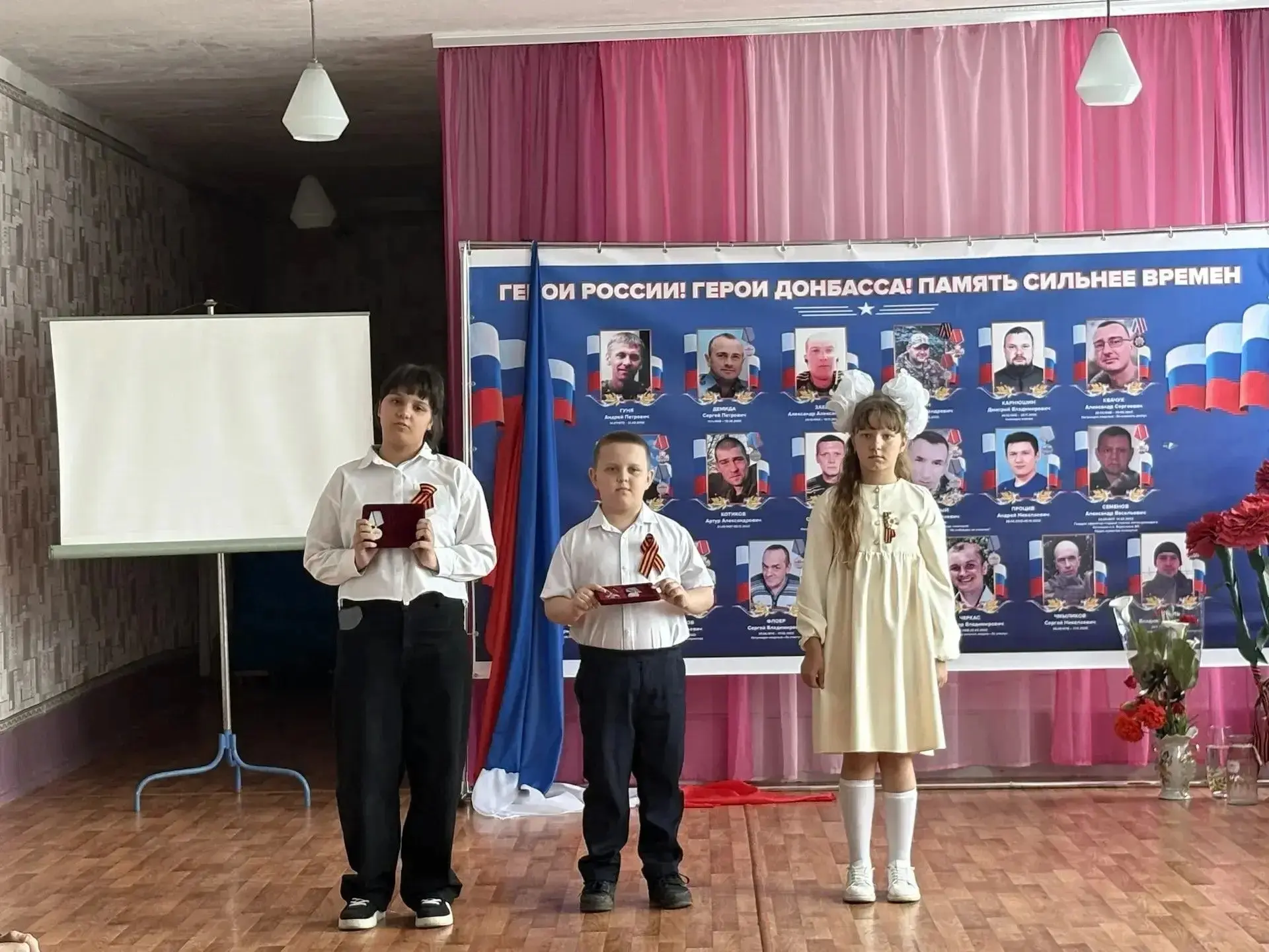 В Софиевской школе № 27 Краснолучского округа открыли Стену памяти в честь погибших выпускников В Софиевской школе № 27 Краснолучского округа открыли Стену памяти в честь погибших выпускников