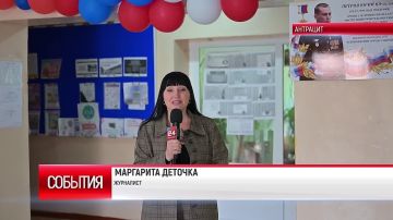 В Антрацитовском колледже информационных технологий и экономики торжественно открыли доску Почёта в честь Героя России Юрия Петрова