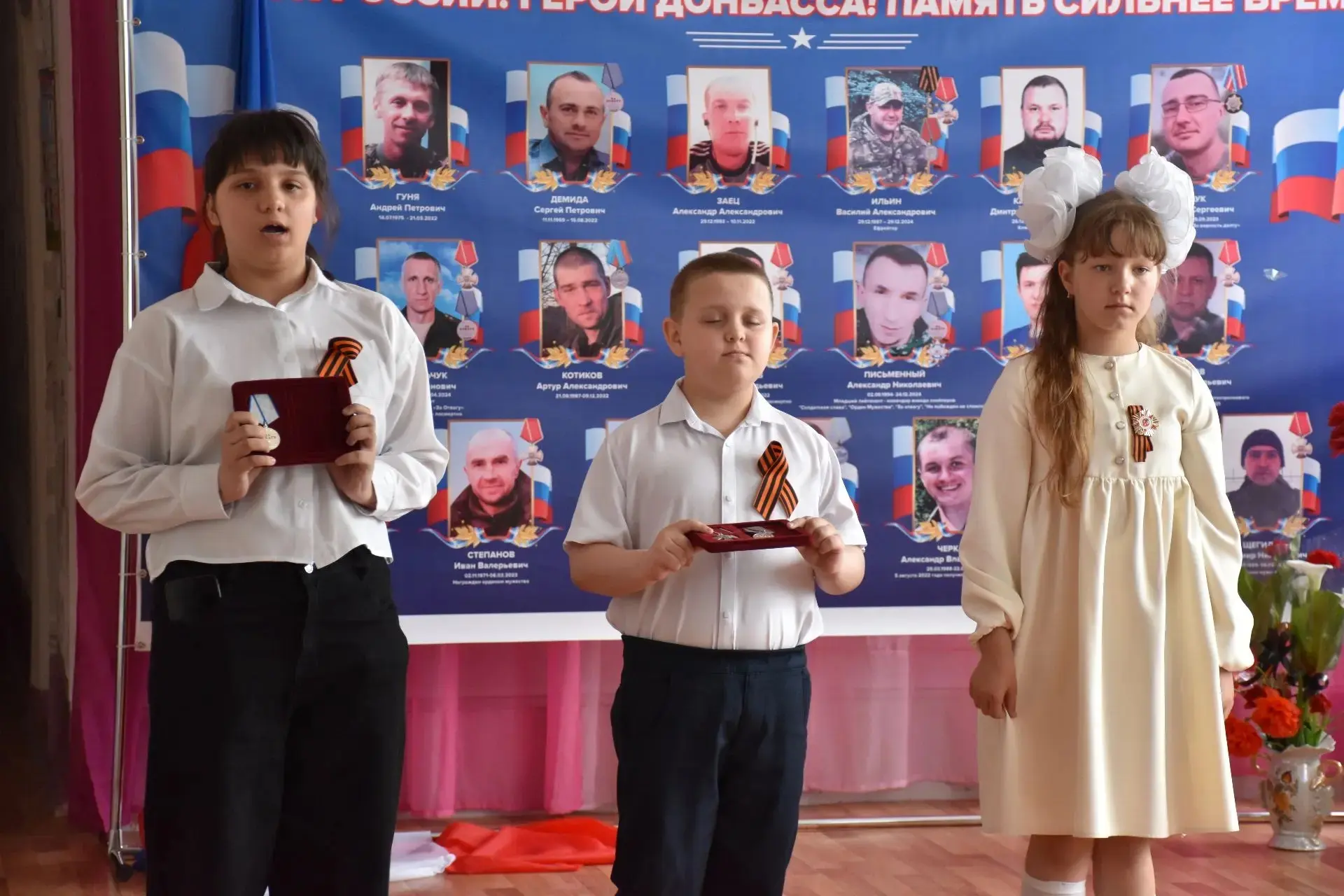 В Софиевской школе № 27 Краснолучского округа открыли Стену памяти в честь погибших выпускников В Софиевской школе № 27 Краснолучского округа открыли Стену памяти в честь погибших выпускников