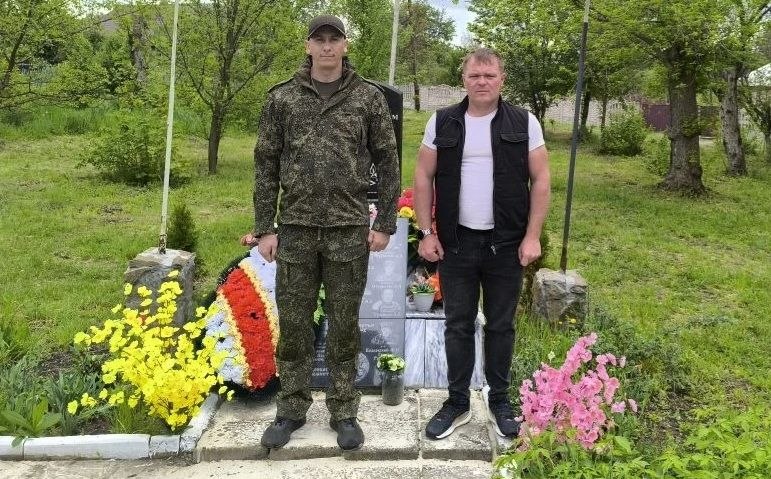 В честь образования Луганской Народной Республики председатель Совета Андрей Сёмченко вместе с депутатами партии «Единая Россия» и ВрИП военного комиссара города Лисичанска возложили венки и цветы к памятникам, созданным в...