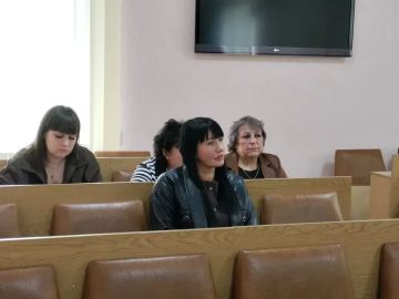 Сегодня Глава городского округа город Ровеньки провёл рабочее совещание с начальниками отделов жизнеобеспечения поселков и села Благовка, руководителями ТОС