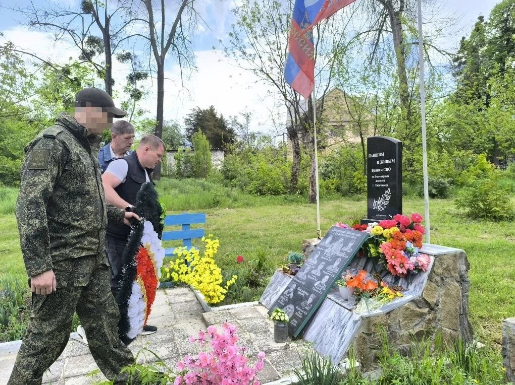 В честь образования Луганской Народной Республики председатель Совета Андрей Сёмченко вместе с депутатами партии «Единая Россия» и ВрИП военного комиссара города Лисичанска возложили венки и цветы к памятникам, созданным в... В честь образования Луганской Народной Республики председатель Совета Андрей Сёмченко вместе с депутатами партии «Единая Россия» и ВрИП военного комиссара города Лисичанска возложили венки и цветы к памятникам, созданным в...
