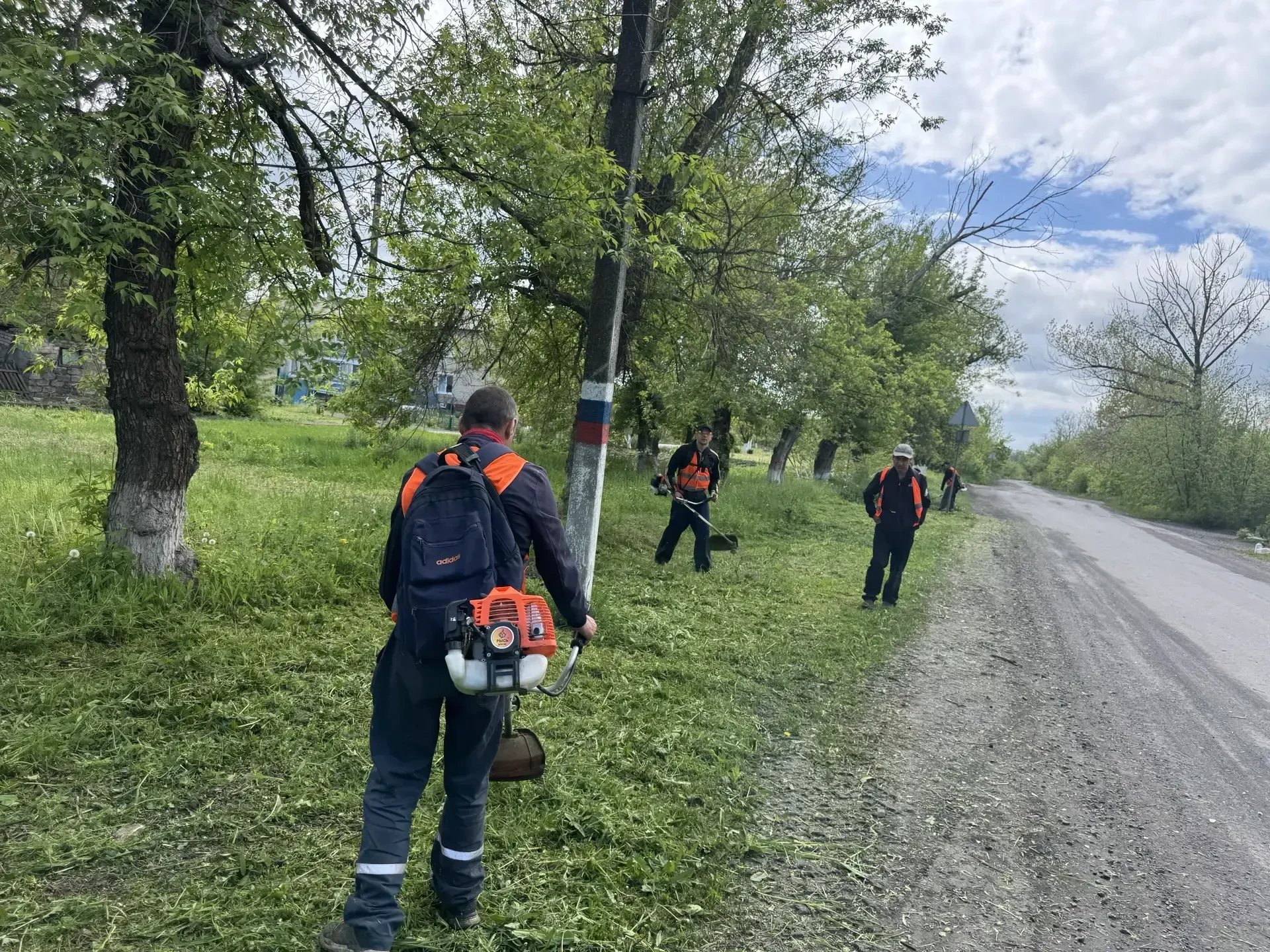В пгт Ясеновский продолжаются работы по благоустройству территории, направленные на создание комфортных условий для проживания граждан В пгт Ясеновский продолжаются работы по благоустройству территории, направленные на создание комфортных условий для проживания граждан