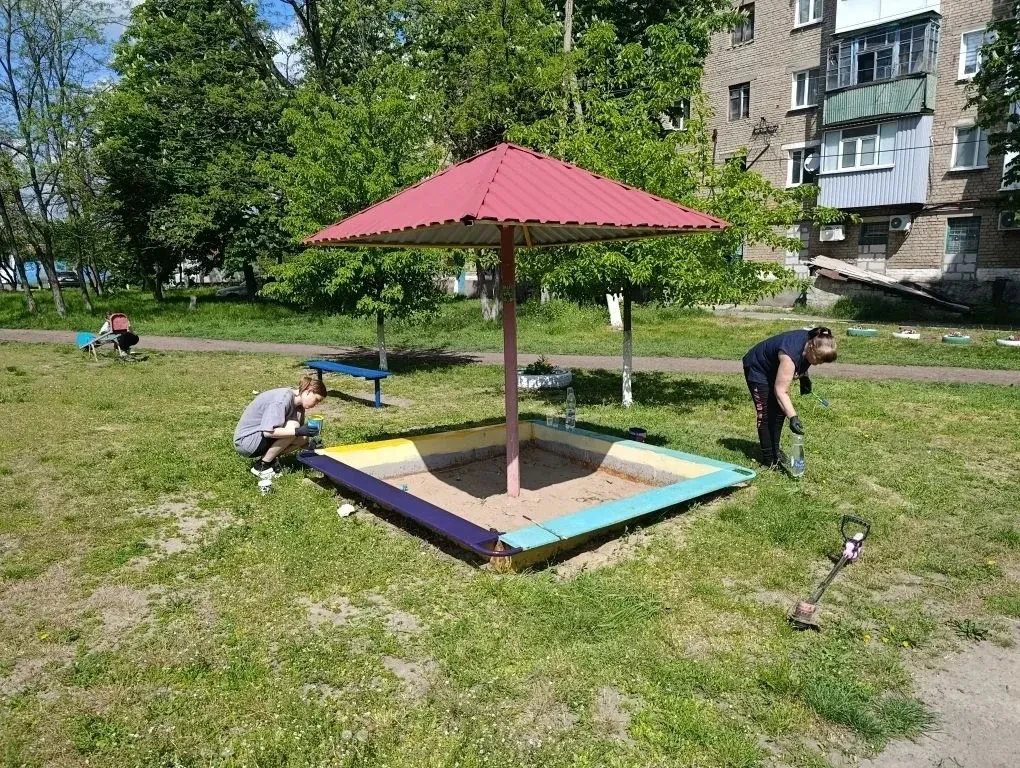 В пгт Ясеновский продолжаются работы по благоустройству территории, направленные на создание комфортных условий для проживания граждан В пгт Ясеновский продолжаются работы по благоустройству территории, направленные на создание комфортных условий для проживания граждан