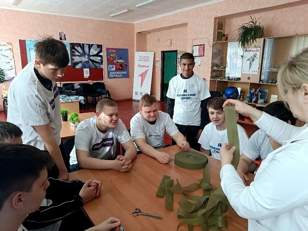 Волонтёры Добро.Центра РТЭК плетут маскировочные сети для фронта Волонтёры Добро.Центра РТЭК плетут маскировочные сети для фронта