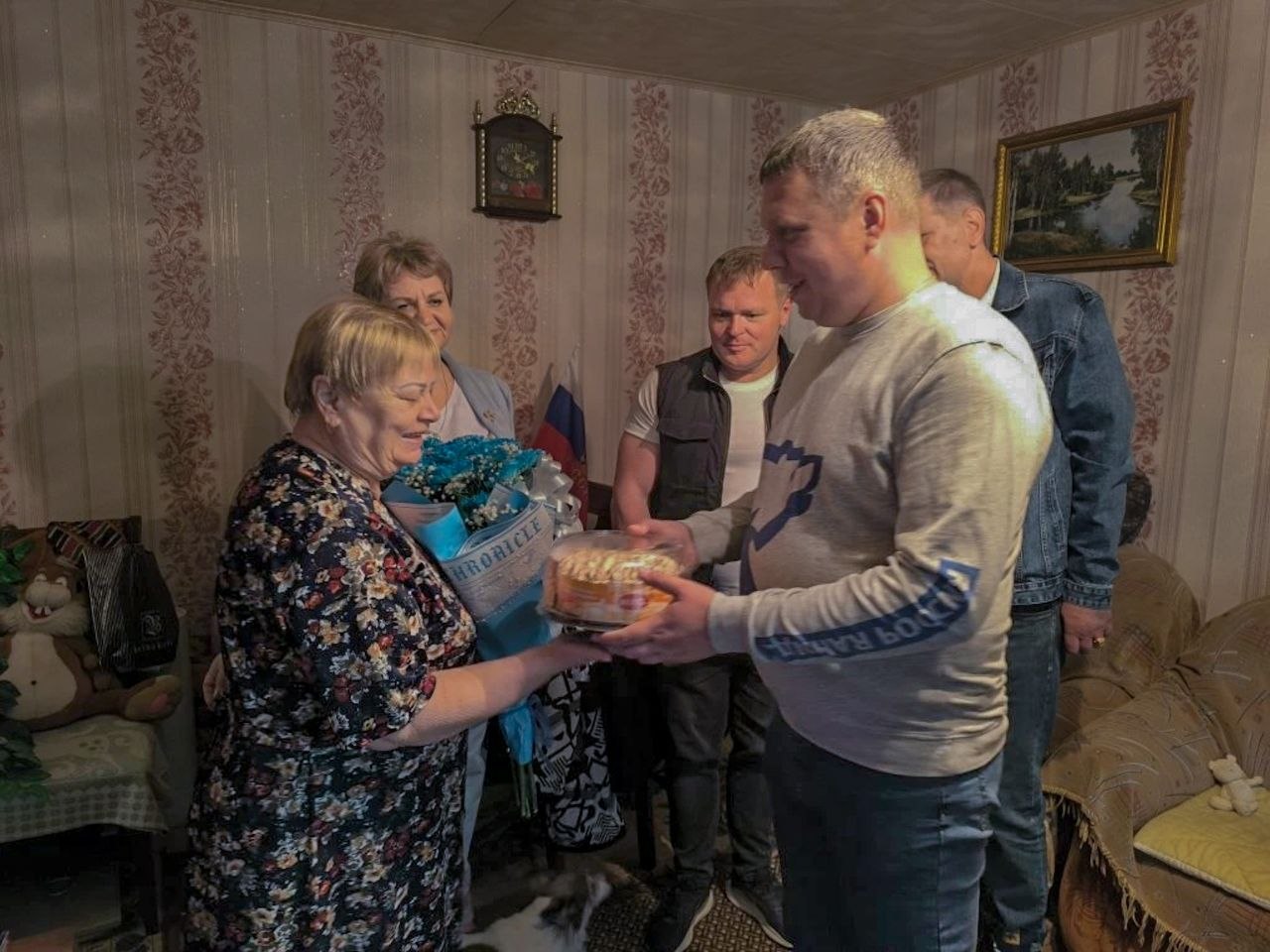 В честь образования Луганской Народной Республики председатель Совета Андрей Сёмченко вместе с депутатами партии «Единая Россия» и ВрИП военного комиссара города Лисичанска возложили венки и цветы к памятникам, созданным в... В честь образования Луганской Народной Республики председатель Совета Андрей Сёмченко вместе с депутатами партии «Единая Россия» и ВрИП военного комиссара города Лисичанска возложили венки и цветы к памятникам, созданным в...