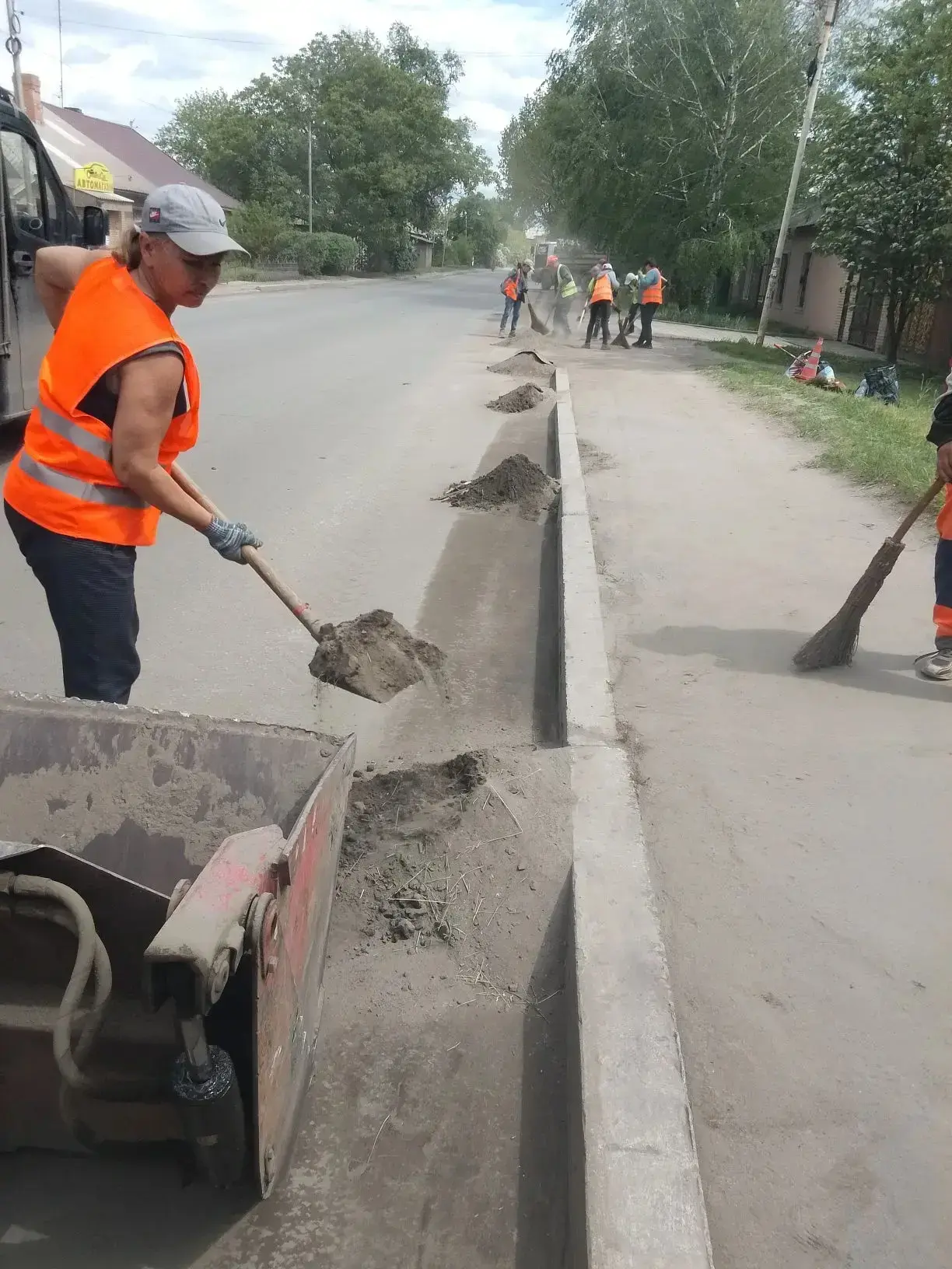 Продолжаются ежедневные работы по благоустройству и уборке городских территорий Продолжаются ежедневные работы по благоустройству и уборке городских территорий