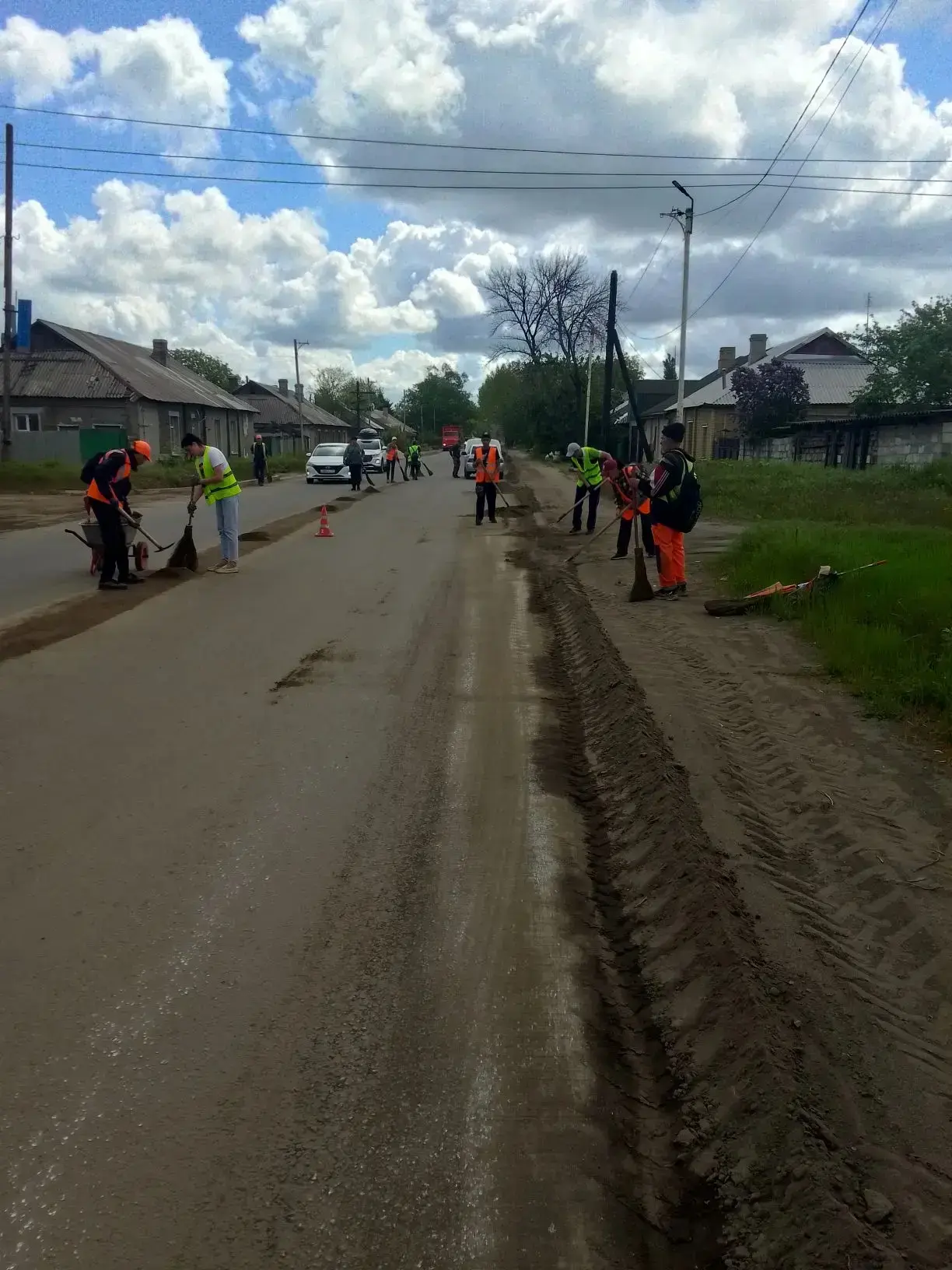 Продолжаются ежедневные работы по благоустройству и уборке городских территорий