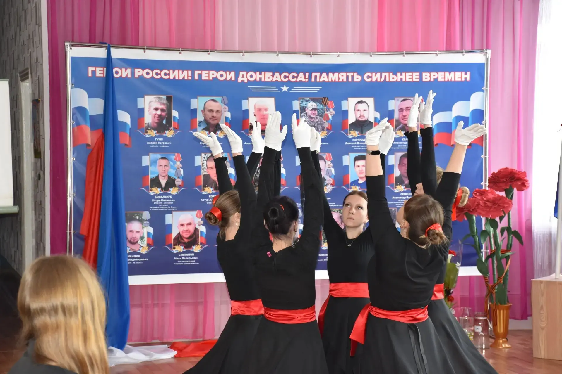 В Софиевской школе № 27 Краснолучского округа открыли Стену памяти в честь погибших выпускников В Софиевской школе № 27 Краснолучского округа открыли Стену памяти в честь погибших выпускников