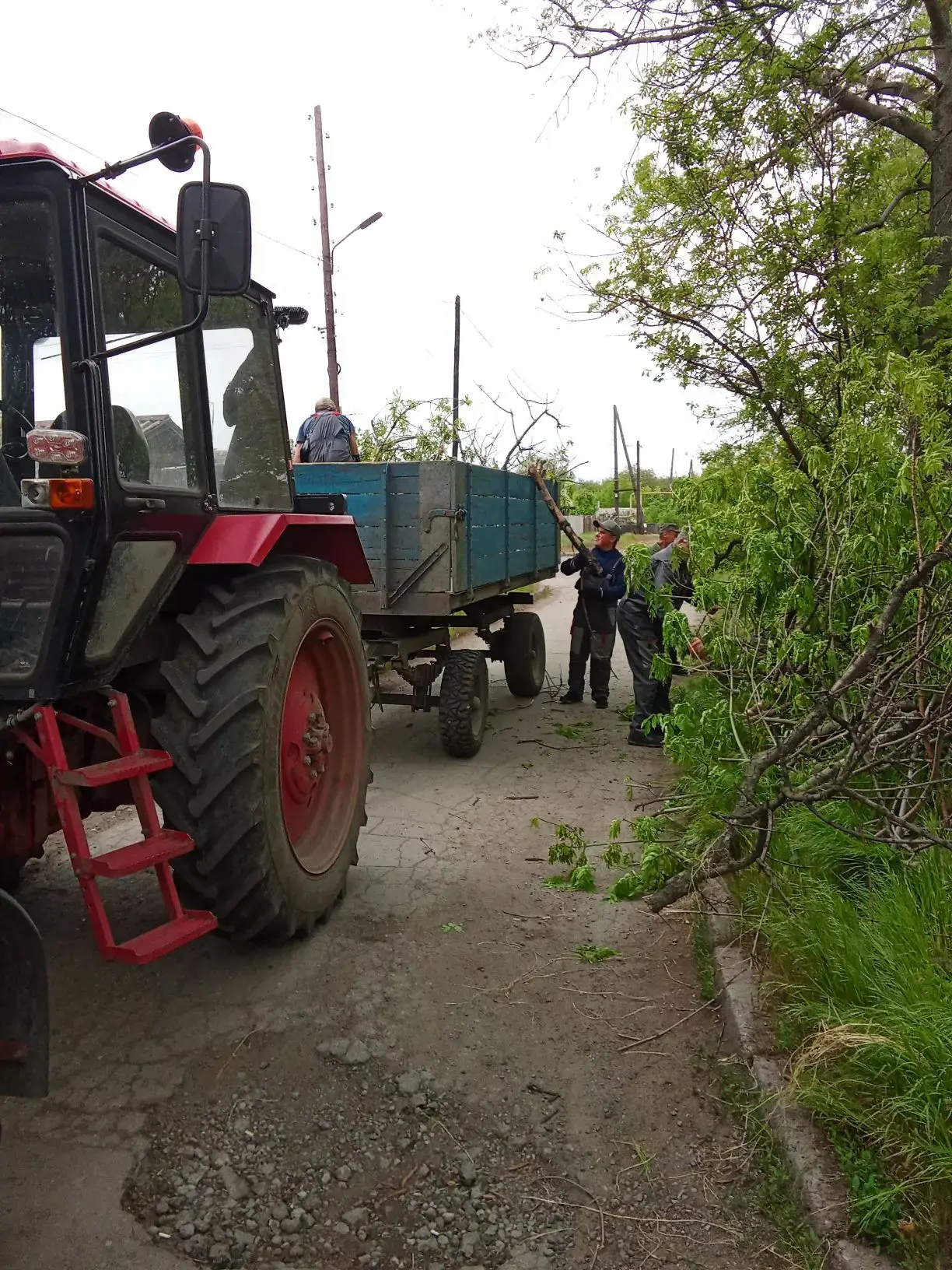 Продолжаются работы по уборке и благоустройству городских территорий Продолжаются работы по уборке и благоустройству городских территорий