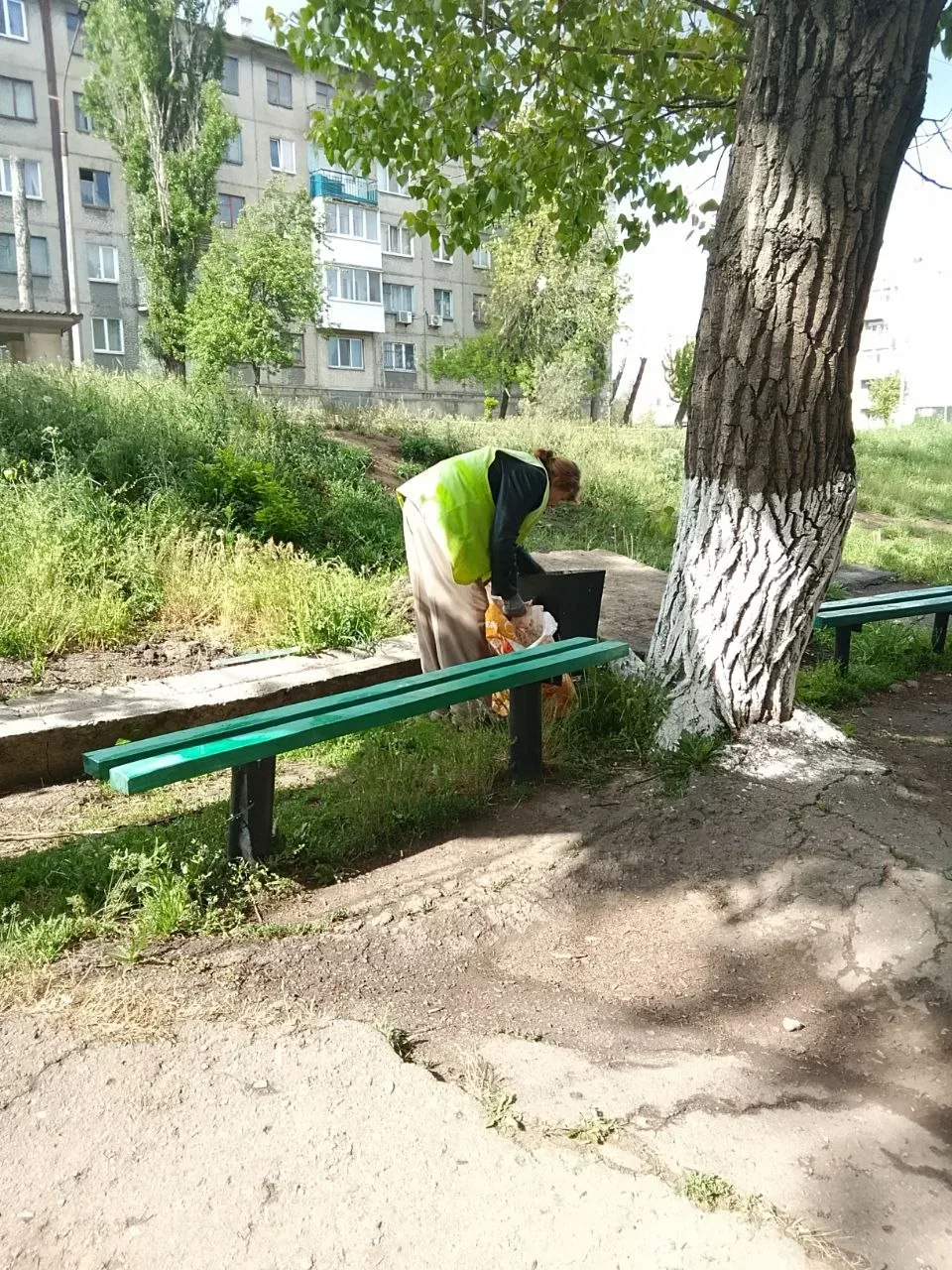 Продолжаются работы по уборке и благоустройству городских территорий Продолжаются работы по уборке и благоустройству городских территорий