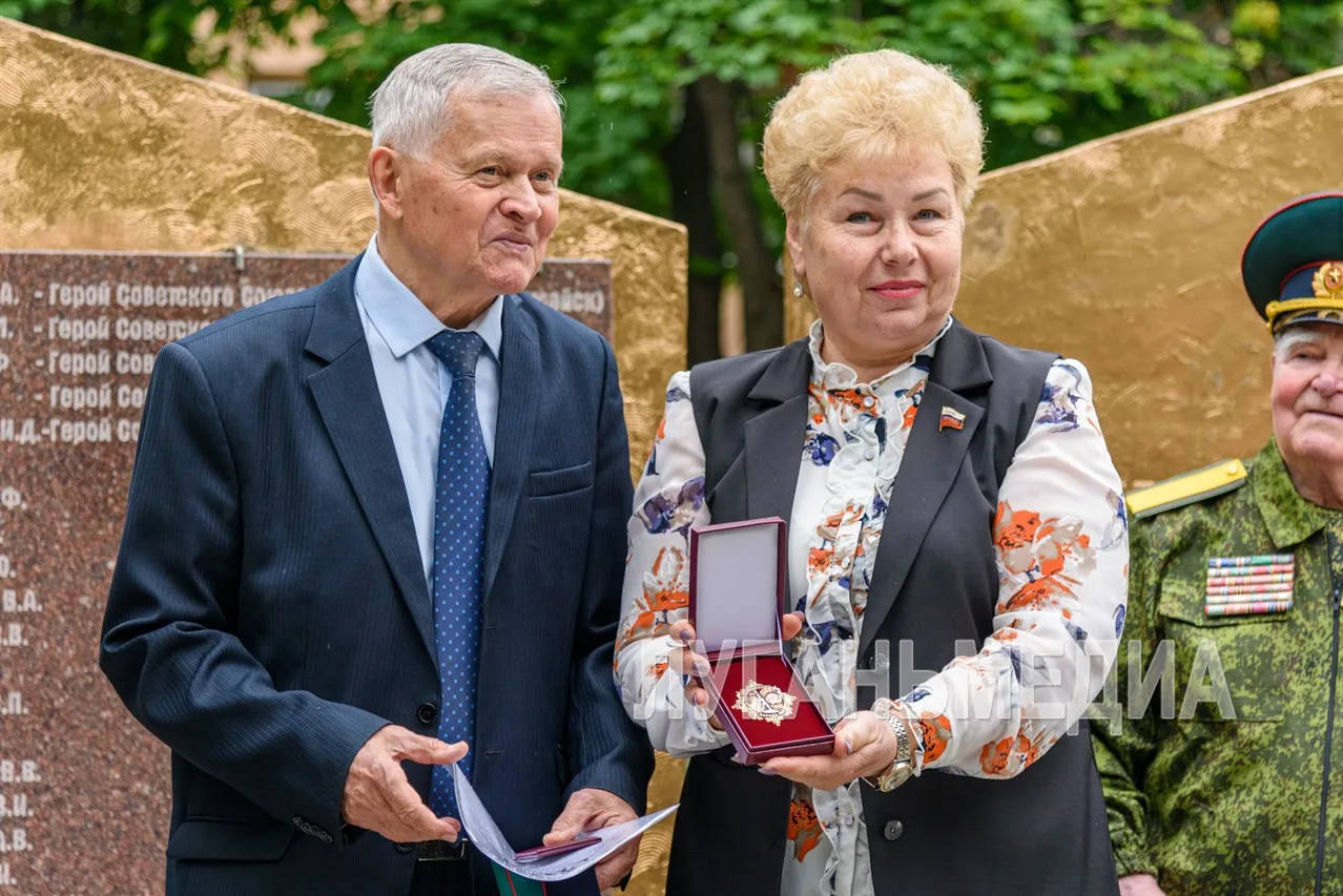 Председателю организации «Содружество ветеранов погранвойск Луганщины «Союз-Граница» Алексею Сердюкову вручены награды Председателю организации «Содружество ветеранов погранвойск Луганщины «Союз-Граница» Алексею Сердюкову вручены награды