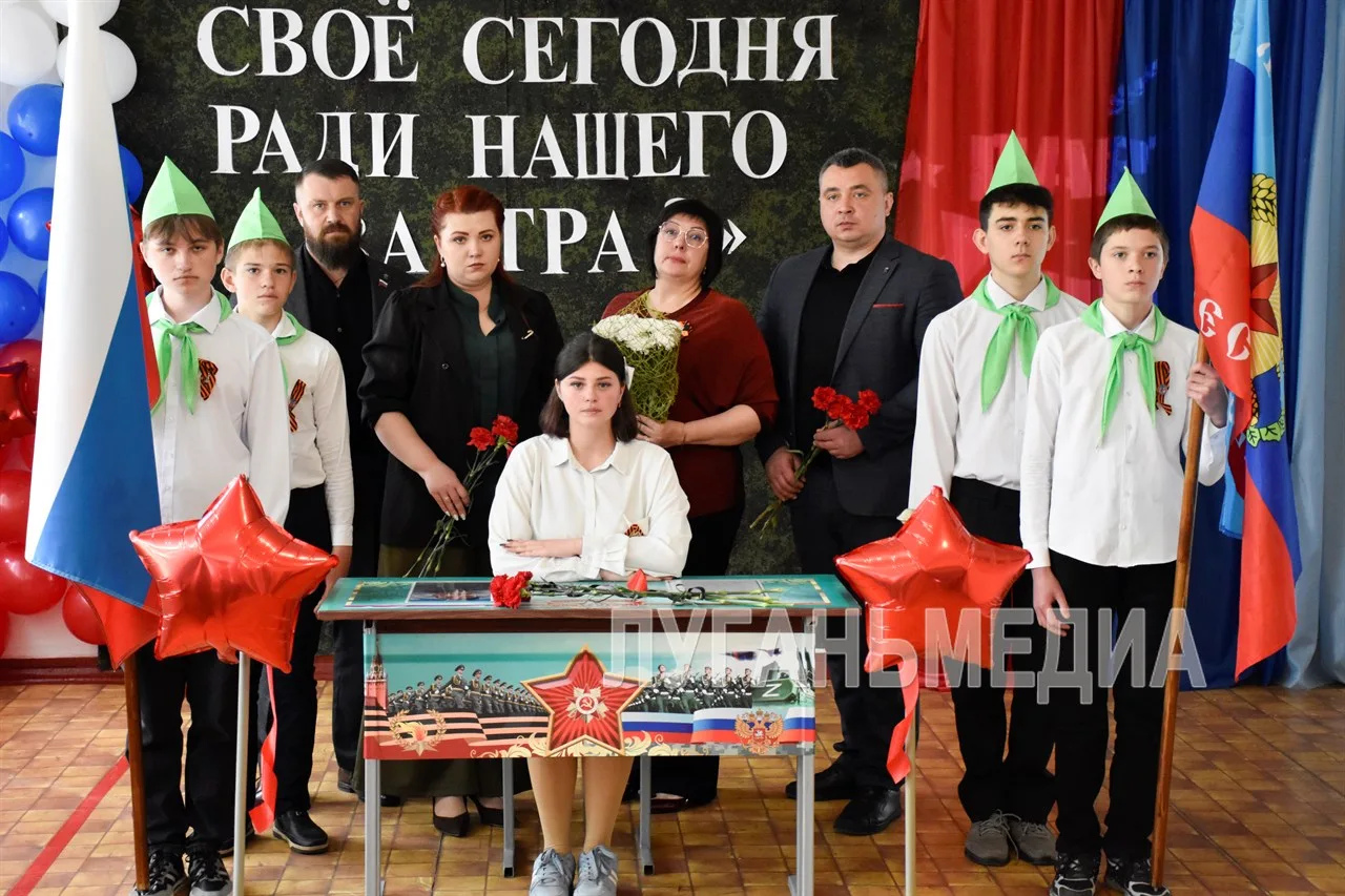 В Краснолучском округе открыли Парту Героя в честь участника СВО – выпускника местной школы В Краснолучском округе открыли Парту Героя в честь участника СВО – выпускника местной школы