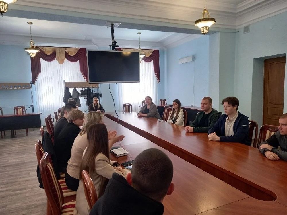 В рамках акции ГосСтарт секретарь местного отделения Единой России Владимир Шавлай провел экскурсию для студентов в Администрации Краснодонского муниципального округа В рамках акции ГосСтарт секретарь местного отделения Единой России Владимир Шавлай провел экскурсию для студентов в Администрации Краснодонского муниципального округа