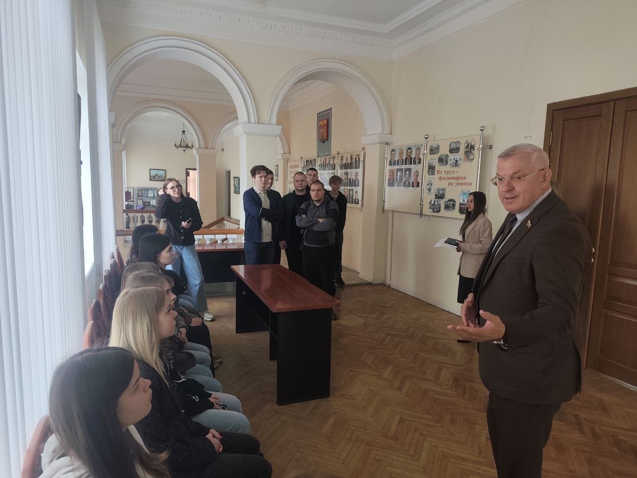 В рамках акции ГосСтарт секретарь местного отделения Единой России Владимир Шавлай провел экскурсию для студентов в Администрации Краснодонского муниципального округа В рамках акции ГосСтарт секретарь местного отделения Единой России Владимир Шавлай провел экскурсию для студентов в Администрации Краснодонского муниципального округа
