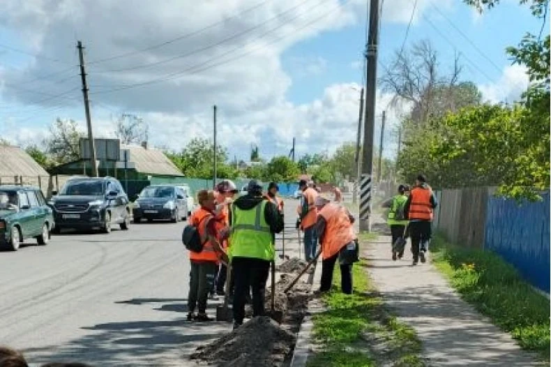 В Свердловске стартовал сезон очистки бордюров: первая улица — Гагарина В Свердловске стартовал сезон очистки бордюров: первая улица — Гагарина