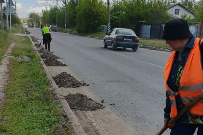 В Свердловске стартовал сезон очистки бордюров: первая улица — Гагарина В Свердловске стартовал сезон очистки бордюров: первая улица — Гагарина