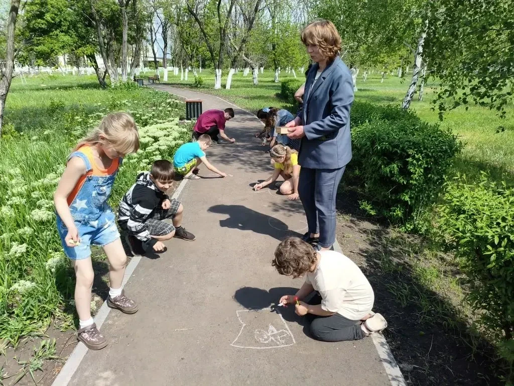 14 мая, в преддверии Дня семьи, сотрудники Семейного центра г. Перевальска, совместно с координаторами РОО «Общество Красного Креста Луганской Народной Республики» г. Перевальска, провели увлекательное мероприятие в парке... 14 мая, в преддверии Дня семьи, сотрудники Семейного центра г. Перевальска, совместно с координаторами РОО «Общество Красного Креста Луганской Народной Республики» г. Перевальска, провели увлекательное мероприятие в парке...