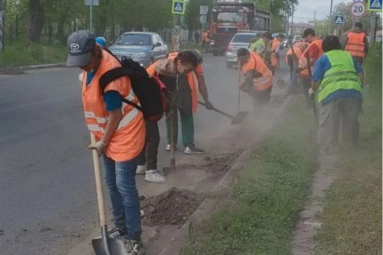 В Свердловске стартовал сезон очистки бордюров: первая улица — Гагарина В Свердловске стартовал сезон очистки бордюров: первая улица — Гагарина