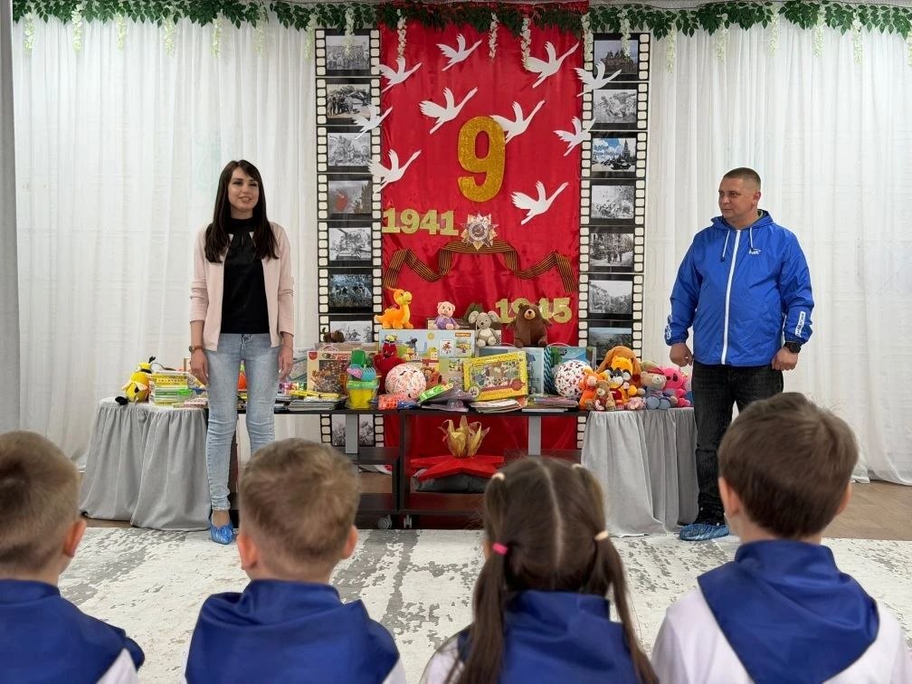 Секретарь Северодонецкого местного отделения партии "ЕДИНАЯ РОССИЯ" Яна Сылкина передала игрушки, канцелярию и спортинвентарь воспитанникам детского сада № 38 Секретарь Северодонецкого местного отделения партии "ЕДИНАЯ РОССИЯ" Яна Сылкина передала игрушки, канцелярию и спортинвентарь воспитанникам детского сада № 38