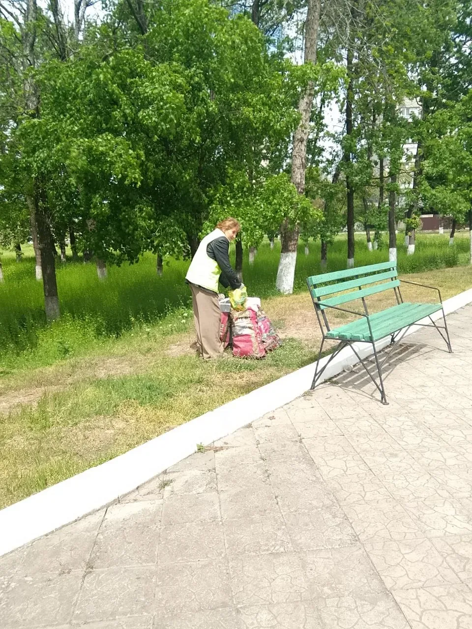 Продолжаются работы по уборке и благоустройству городских территорий Продолжаются работы по уборке и благоустройству городских территорий