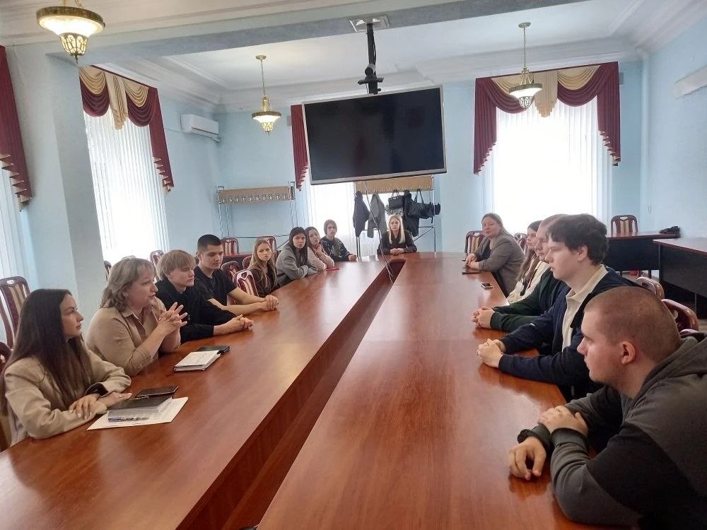 В рамках акции ГосСтарт секретарь местного отделения Единой России Владимир Шавлай провел экскурсию для студентов в Администрации Краснодонского муниципального округа В рамках акции ГосСтарт секретарь местного отделения Единой России Владимир Шавлай провел экскурсию для студентов в Администрации Краснодонского муниципального округа