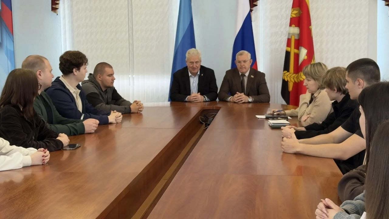 В рамках акции ГосСтарт секретарь местного отделения Единой России Владимир Шавлай провел экскурсию для студентов в Администрации Краснодонского муниципального округа В рамках акции ГосСтарт секретарь местного отделения Единой России Владимир Шавлай провел экскурсию для студентов в Администрации Краснодонского муниципального округа