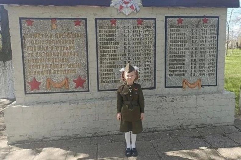 Маленькая Вика из ЛНР поделилась фотографией мемориала для акции «Память в кадре»