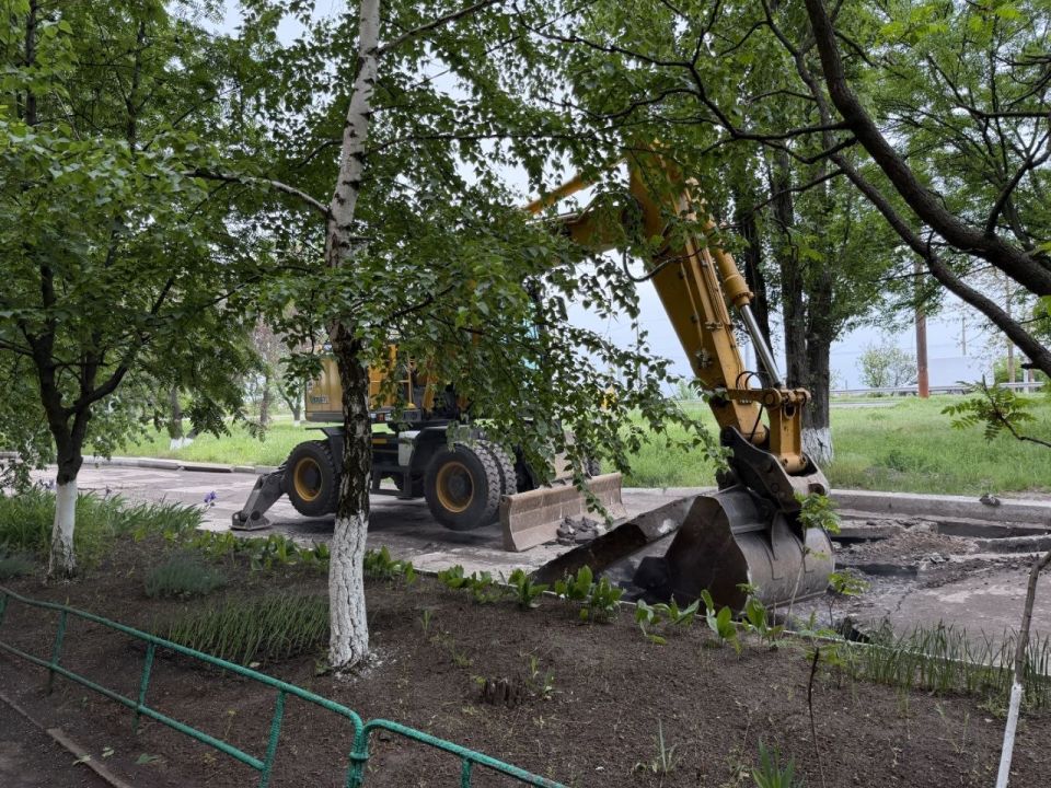 На улице Молодежной в городе Молодогвардейске подрядная организация «Артстрой» начала работы по демонтажу старого асфальтного покрытия На улице Молодежной в городе Молодогвардейске подрядная организация «Артстрой» начала работы по демонтажу старого асфальтного покрытия