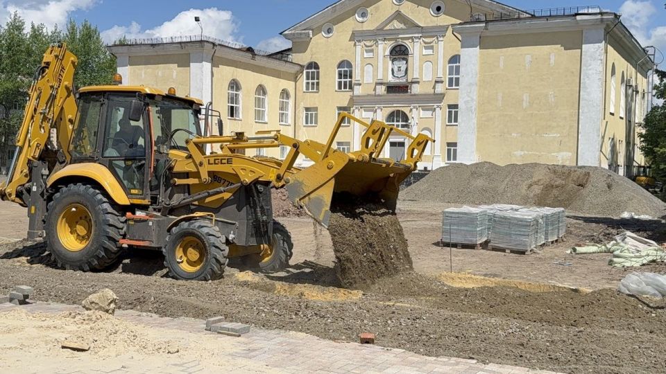 Строительная компания «Артстрой» преображает площадь напротив ДК «Юность» в Молодогвардейске