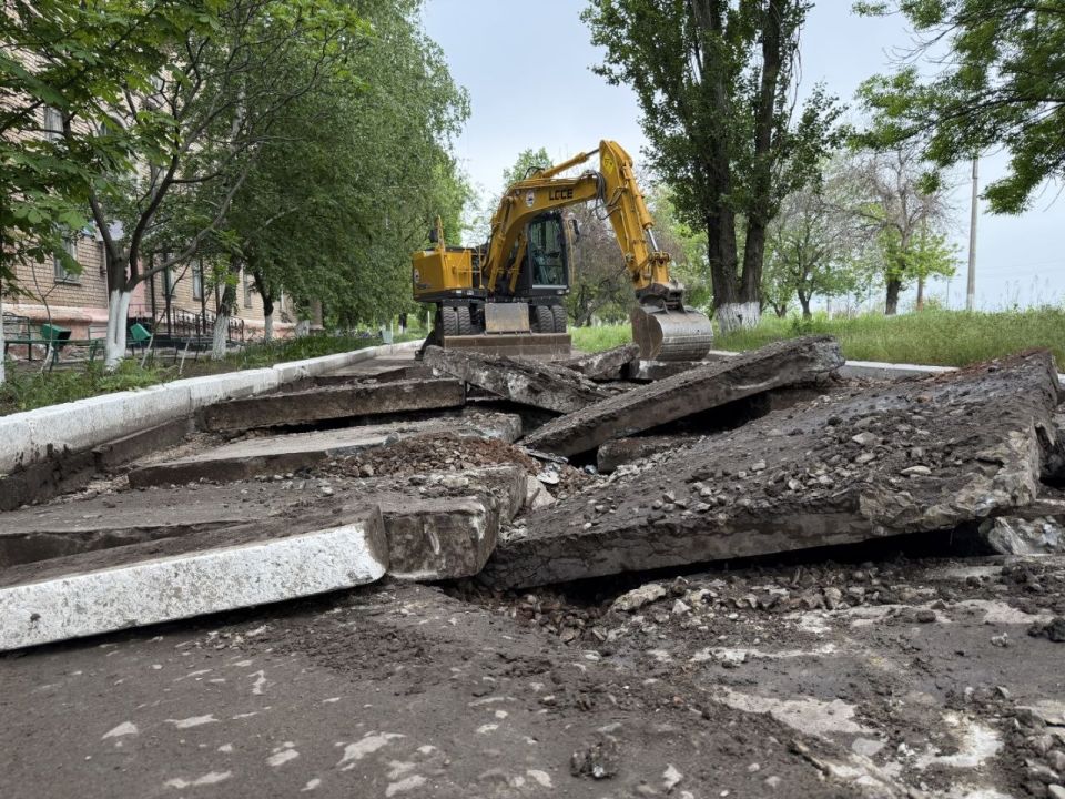 На улице Молодежной в городе Молодогвардейске подрядная организация «Артстрой» начала работы по демонтажу старого асфальтного покрытия