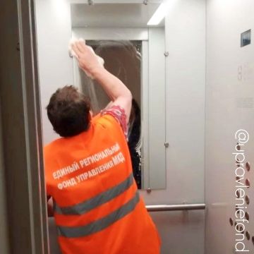 Луганский филиал выполнил влажную уборку в лифтах столичных многоэтажек
