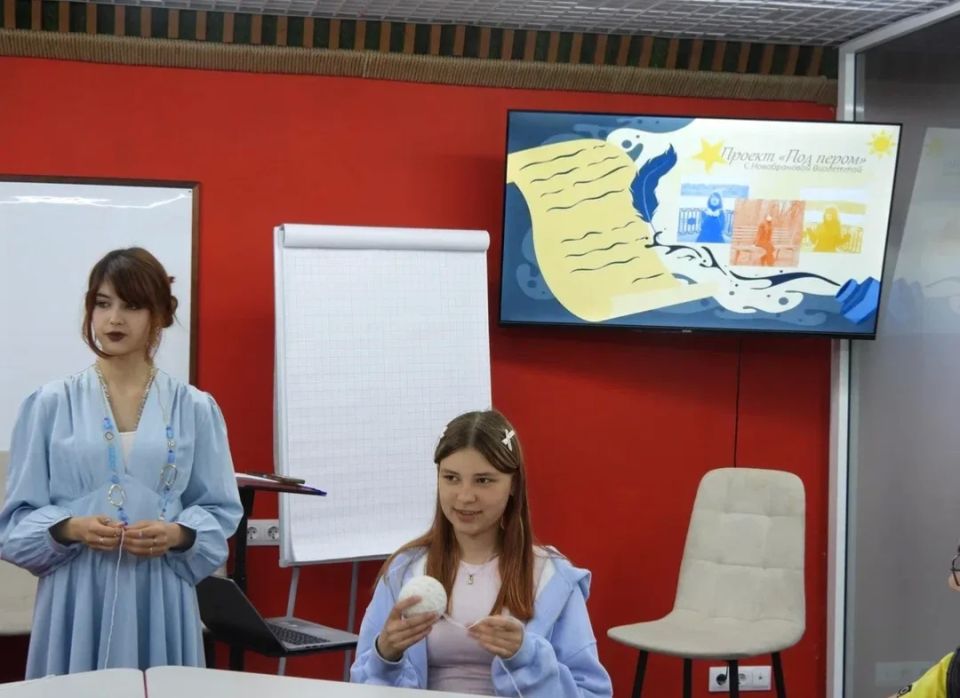 В нашем молодёжном центре состоялась первая встреча поэтического клуба «Строка» — и это было понастоящему волшебно! В нашем молодёжном центре состоялась первая встреча поэтического клуба «Строка» — и это было понастоящему волшебно!