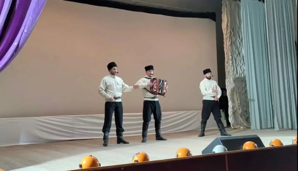 В рамках проекта "Искусство без границ" артисты Луганской академической филармонии представили концертные программы для жителей поселка шахты Новопавловская и поселка шахты Миусинская В рамках проекта "Искусство без границ" артисты Луганской академической филармонии представили концертные программы для жителей поселка шахты Новопавловская и поселка шахты Миусинская