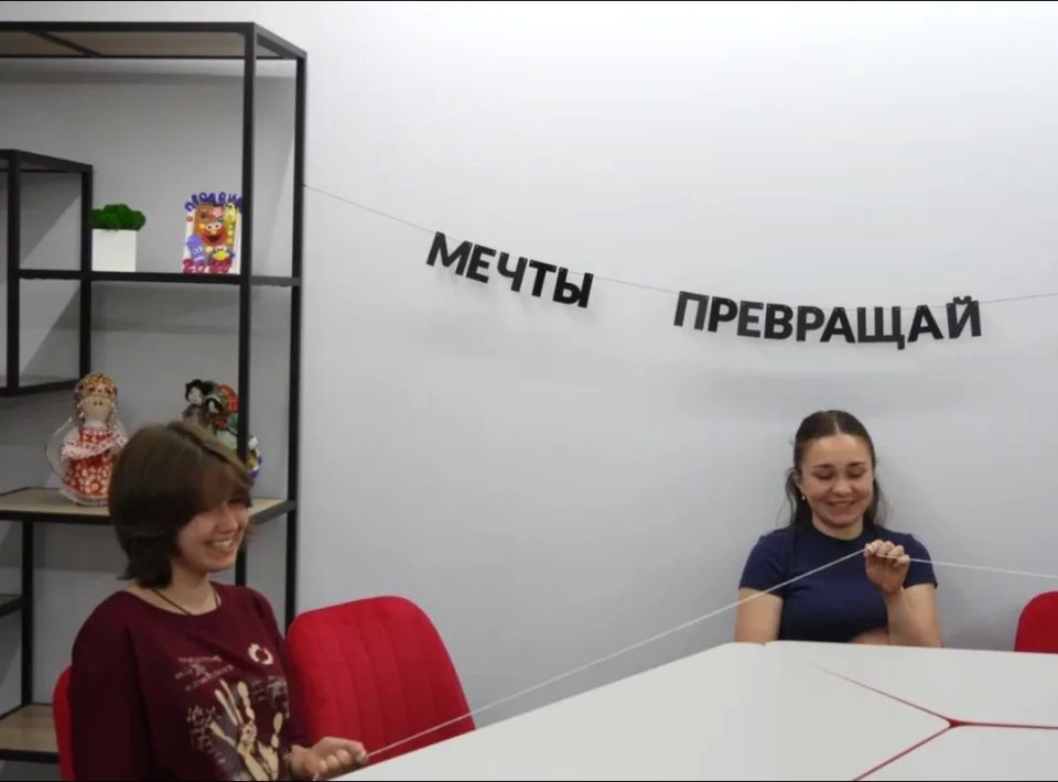 В нашем молодёжном центре состоялась первая встреча поэтического клуба «Строка» — и это было понастоящему волшебно! В нашем молодёжном центре состоялась первая встреча поэтического клуба «Строка» — и это было понастоящему волшебно!