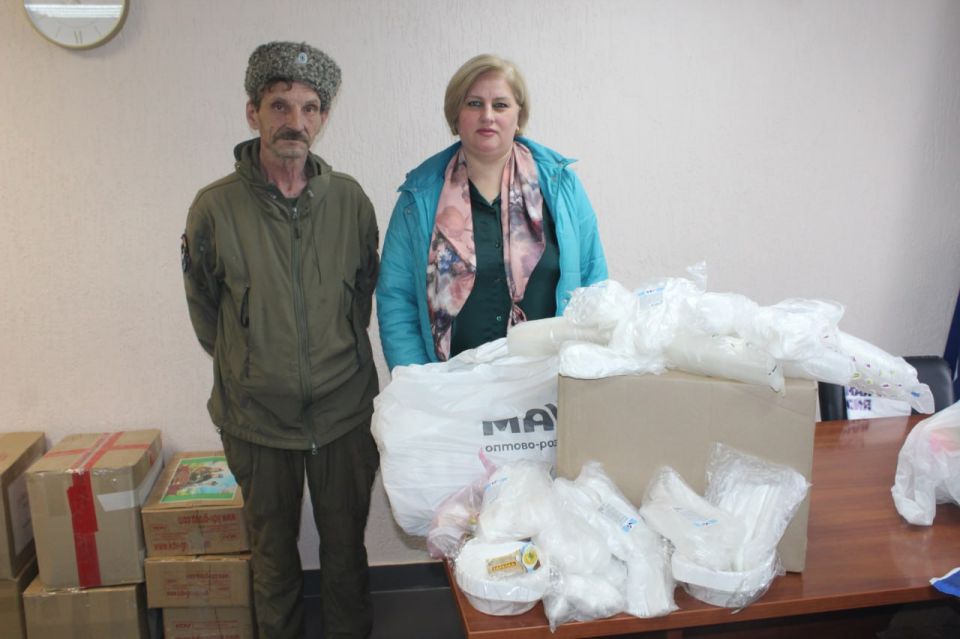 Славяносербские единороссы передали помощь на фронт Славяносербские единороссы передали помощь на фронт