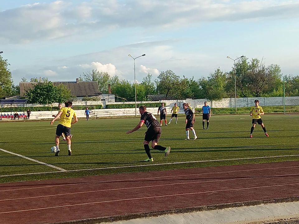 В Перевальске стартовал открытый чемпионат по футболу 88 В Перевальске стартовал открытый чемпионат по футболу 88