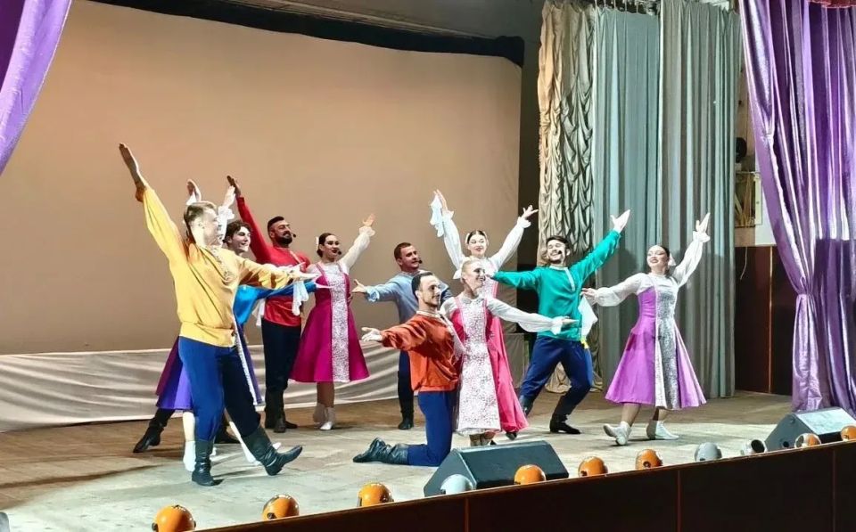 В рамках проекта "Искусство без границ" артисты Луганской академической филармонии представили концертные программы для жителей поселка шахты Новопавловская и поселка шахты Миусинская В рамках проекта "Искусство без границ" артисты Луганской академической филармонии представили концертные программы для жителей поселка шахты Новопавловская и поселка шахты Миусинская