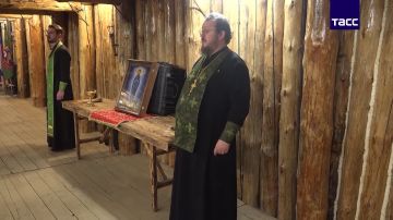 Бойцы "Южной" группировки получили икону Луганской Божией матери, подаренную патриархом Кириллом, сообщили в МО РФ