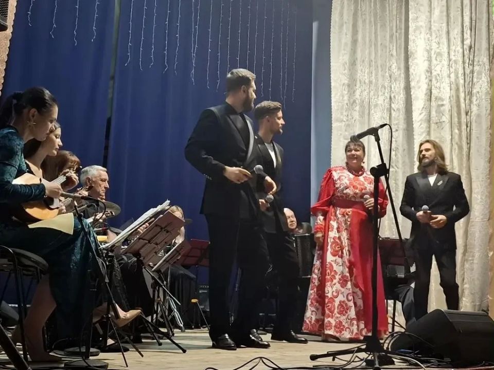 В рамках проекта "Искусство без границ" артисты Луганской академической филармонии представили концертные программы для жителей поселка шахты Новопавловская и поселка шахты Миусинская В рамках проекта "Искусство без границ" артисты Луганской академической филармонии представили концертные программы для жителей поселка шахты Новопавловская и поселка шахты Миусинская
