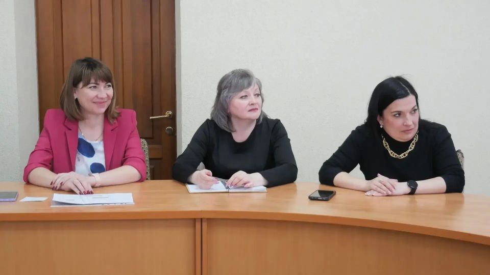 Яна Пащенко встретилась с секретарями первичных отделений "Единой России" Яна Пащенко встретилась с секретарями первичных отделений "Единой России"