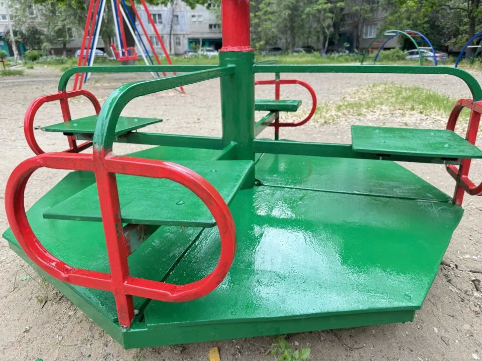 В Луганске на квартале Героев Сталинграда восстановили детскую площадку В Луганске на квартале Героев Сталинграда восстановили детскую площадку